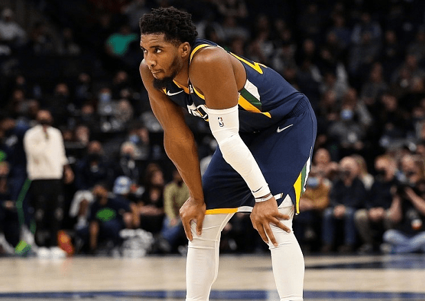 社区盾关键时刻走向成谜，犹他爵士外线爆发，管理层满意，年轻球员得到机会(吉列特将担任社区盾曼市德比主裁)