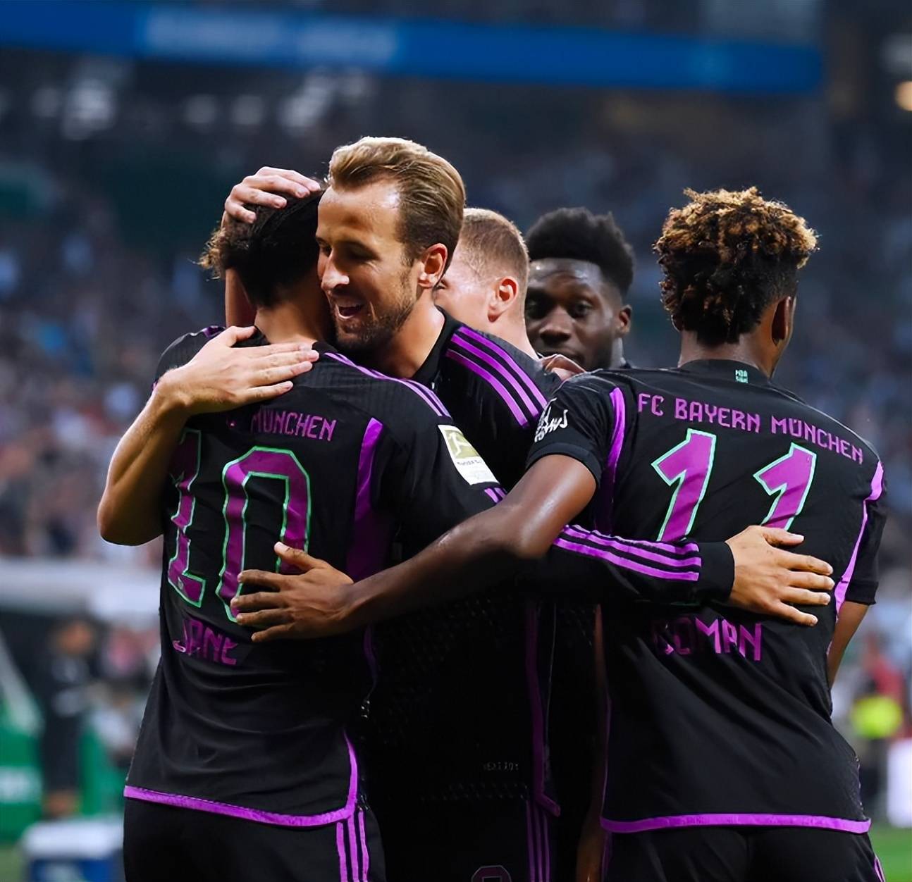 塞维利亚训练开放日，窗口期队长鼓劲引欢呼，荷甲在即，年轻球员得到机会的简单介绍